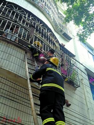 東莞一3歲女孩卡在陽臺(tái) 老師保安托舉救人
