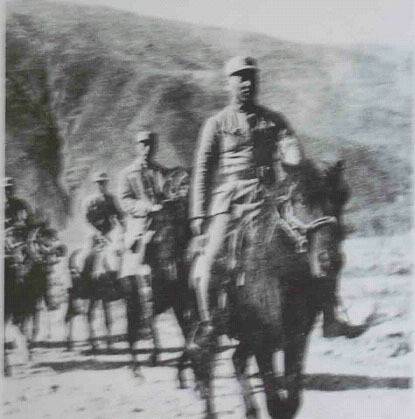 1937年8月紅軍改編為八路軍,下轄三個師。圖為時任八路軍第一一五師師長的林彪。1937年9月,林彪指揮了著名的平型關戰役。圖為林彪(前一)向平型關前線前進。