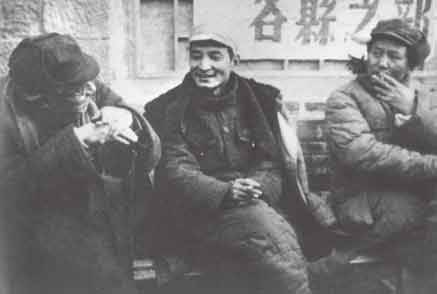 1943年12月,陳云(中)同毛澤東、林伯渠參觀陜甘寧邊區(qū)農(nóng)業(yè)生產(chǎn)展覽會。.jpg