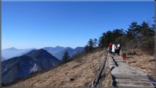 紅石尖附近遠眺西嶺雪山主峰“廟基嶺” 紅石尖附近遠眺西嶺雪山主峰“廟基嶺”