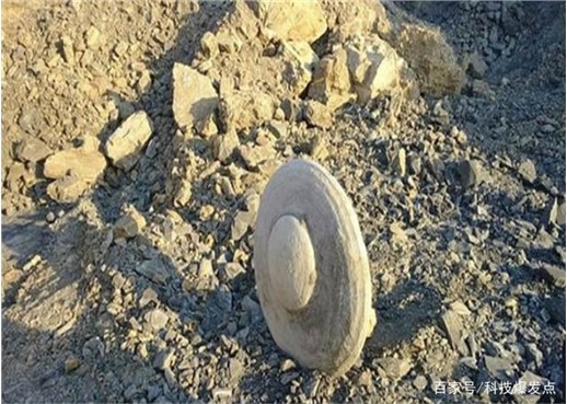俄羅斯不明碟狀金屬物,有人稱是巨人族的帽子,至今來歷是謎! 俄羅斯不明碟狀金屬物,有人稱是巨人族的帽子,至今來歷是謎!
